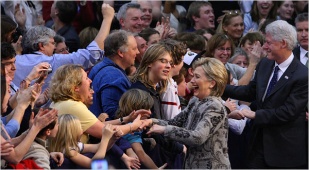 Hillary Clinton celebra a vitoria cos seus seguidores, acompa&ntilde;ada polo seu home