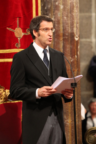 Feijoo durante a s&uacute;a ofrenda ao ap&oacute;stolo, na catedral compostel&aacute;