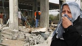 Unha muller palestina, tras un dos ataques do ex&eacute;rcito de Israel, este domingo en Gaza