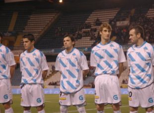 Novo, no centro da imaxe, o pasado s&aacute;bado no seu debut con Galiza