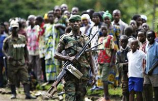 Un soldado rebelde agarda &aacute; chegada de Obasanjo