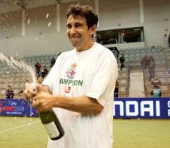 Jos&eacute; Ram&oacute;n erguendo a copa de campi&oacute;ns de Liga cos veteranos do D&eacute;por
