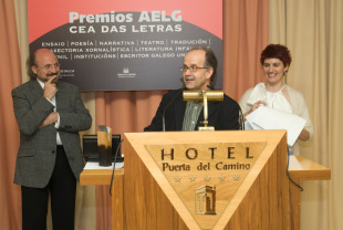 Agust&iacute;n Fern&aacute;ndez Paz recibe o seu premio en presenza de Ces&aacute;reo Sanchez