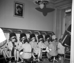 "Ciclistas en t&aacute;ndem facendo funcionar secadores do cabelo no Sal&oacute;n Gervais de Par&iacute;s", Lee Miller, 1944