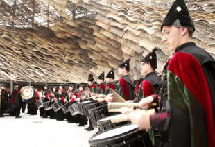 Actuaci&oacute;n da Real Banda de Gaitas da Deputaci&oacute;n de Ourense, que desprazou a 52 gaiteiros a Xangai