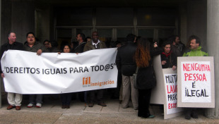 Decenas de persoas manifest&aacute;ronse perante o xulgado