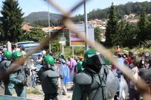 Antidisturbios &aacute; sa&iacute;da do Auditorio Lois Tob&iacute;o onde se celebrou o pleno