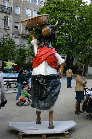 O conflicto xurdiu tras a agresi&oacute;n a unha das figuras da Cow Parade. Flickr: Popi y Lolo