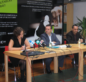 Paula Carballeira le o ditame do xurado. Con ela, Lu&iacute;s Bar&aacute;, director xeral de Creaci&oacute;n e Difusi&oacute;n Cultural, e o xerente do IGAEM, Miguel Mart&iacute;n