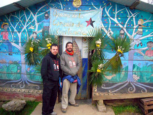 Iv&aacute;n Prado e Manuel Vicente ("Roxo") no caracol de Oventic durante a celebraci&oacute;n do Fesatival da Digna Rabia organizado polo EZLN, evento que se est&aacute; celebrando entre o