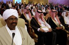 Os l&iacute;deres &aacute;rabes amparan o Al Bashir, na imaxe
