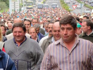 Os gandeiros continuar&aacute;n ma&ntilde;&aacute; coas mobilizaci&oacute;ns