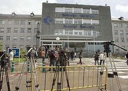 Os medios de comunicaci&oacute;n agardaban a sa&iacute;da de De Juana &aacute;s portas do hospital, en Donostia esta cuarta feira