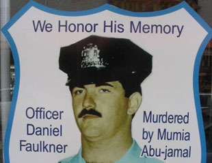 Na comisaria de Filadelfia hai unha placa que honra o polic&iacute;a asasinado en 1981