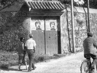 Carteis de homenaxe a Moncho Reboiras, en Corcubi&oacute;n nos primeiros tempos da d&eacute;cada dos 80