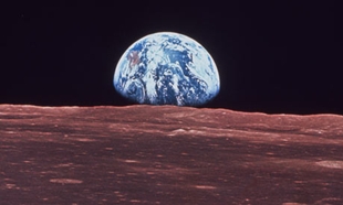 Vista da Terra desde a l&uacute;a en 1969, nunha imaxe tomada polo Apolo XI