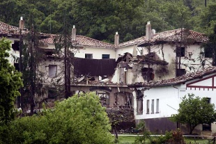 A casa cuartel tras a explosi&oacute;n da bomba
