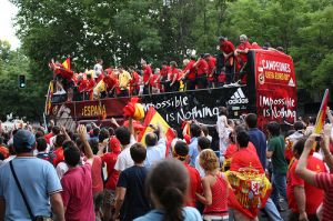 Os xogadores da selecci&oacute;n espa&ntilde;ola celebran a vitoria na Eurocopa polas r&uacute;as de Madrid / Flickr: heartindustry