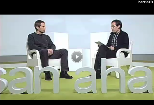 &Aacute; esquerda, Rufi Etxeberria, entrevistado por Pello Urzelai en BerriaTv