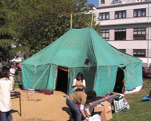 A jaima est&aacute; situada no compostel&aacute;n Parque de Estudos Galegos