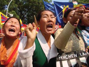 Imaxe tirada durante as protestas polo paso do facho ol&iacute;mpico pola India