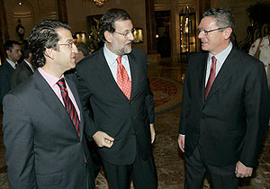 N&uacute;&ntilde;ez Feijoo con Mariano Rajoy, presidente do PP, e Alberto Ruiz Gallard&oacute;n, alcalde de Madrid