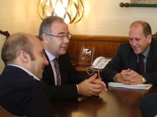 Bugallo, no centro, con Leiceaga (der.) e co deputado Jos&eacute; Manuel Lage, esta quinta feira en Compostela