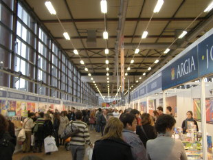 Aspecto interior da Feira Anual do Disco e Libro Vasco de Durango, "Durango Azoka". Foto Xurxo Mart&iacute;nez Crespo