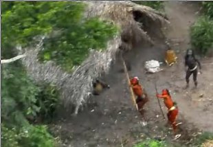 Tribo amaz&oacute;nica atacando unha avioneta