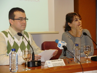 Carlos Call&oacute;n e Alba Nogueira durante a presentaci&oacute;n do informe