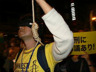Activistas de Amnist&iacute;a Internacional en Xap&oacute;n, pedindo a abolici&oacute;n da pena de morte. Foto: amnesty.org