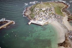 A pen&iacute;nsula da Atalaia entrando no mar, na vila de San Cibrao