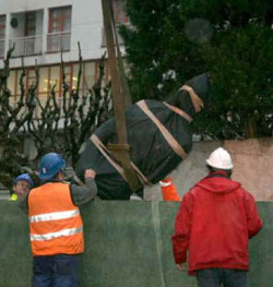 Momento da retirada do monumento, na Coru&ntilde;a