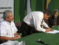 O gobernador de Tarija asina o acordo, co de Santa Cruz ao seu car&oacute;n