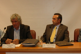 Dar&iacute;o Pi&ntilde;eiro (segundo pola esquerda), do PSdeG, compromet&eacute;rase a deixar a alcald&iacute;a ao pasar dous anos