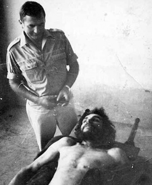 F&eacute;lix Rodr&iacute;guez, o axente da CIA env&iacute;ado a matar ao Che, posa co cadaver deste