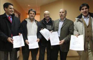 Docobo (segundo pola dereita), coa sentenza que devolv&iacute;a o Obradoiro &aacute; ACB