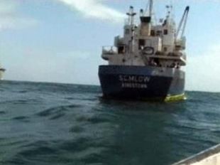 Barco faenando nas costas somal&iacute;s