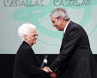 Olga Gallego recibiu en 2006 a medalla Castelao, de mans de Emilio P&eacute;rez Touri&ntilde;o