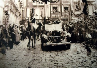 Franco despr&aacute;zase dende Meir&aacute;s at&eacute; A Coru&ntilde;a para asistir ao seu nomeamento como Alcalde honorario e recibir a medalla de ouro da cidade