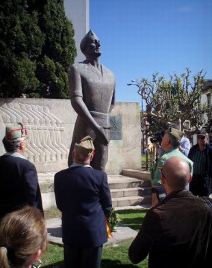 A estatua de Mill&aacute;n Astray, que a&iacute;nda recibe homenaxes