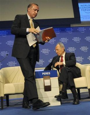 Erdog&aacute;n marcha do debate con Peres, esta quinta feira en Davos (Su&iacute;za)