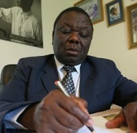 O l&iacute;der da oposici&oacute;n a Mugabe, Morgan Tsvangirai, tivo que refuxiarse na embaixada holandesa