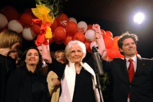No centro, a primeira ministra e l&iacute;der socialdem&oacute;crata, Johanna Sigurdardottir