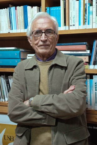 Xos&eacute; Neira Vilas, na biblioteca da fundaci&oacute;n que dirixe, en Gres (Vila de Cruces)