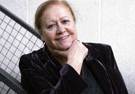 Marica Campo (O Incio, 1948), exerceu de mestra en varios centros at&eacute; a s&uacute;a xubilaci&oacute;n voluntaria no IES de Guitiriz, onde foi profesora de lingua galega