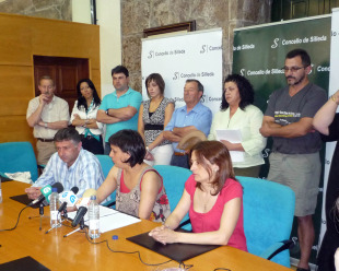A socialista Paula Fern&aacute;ndez,no centro, deixar&aacute; de ser alcaldesa probabelmente o vindeiro 19 de outubro