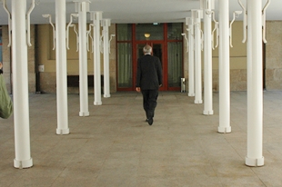 Touri&ntilde;o abandonando o Parlamento, esta cuarta feira, logo de comparecer ante os medios / Foto: F. Arrizado