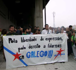 Diante dos xulgados manifest&aacute;ronse medio cento de persoas a prol de Galiza Nova