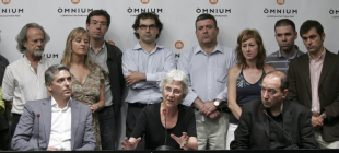 Representantes do &Oacute;mnium Cultural este martes en Barcelona